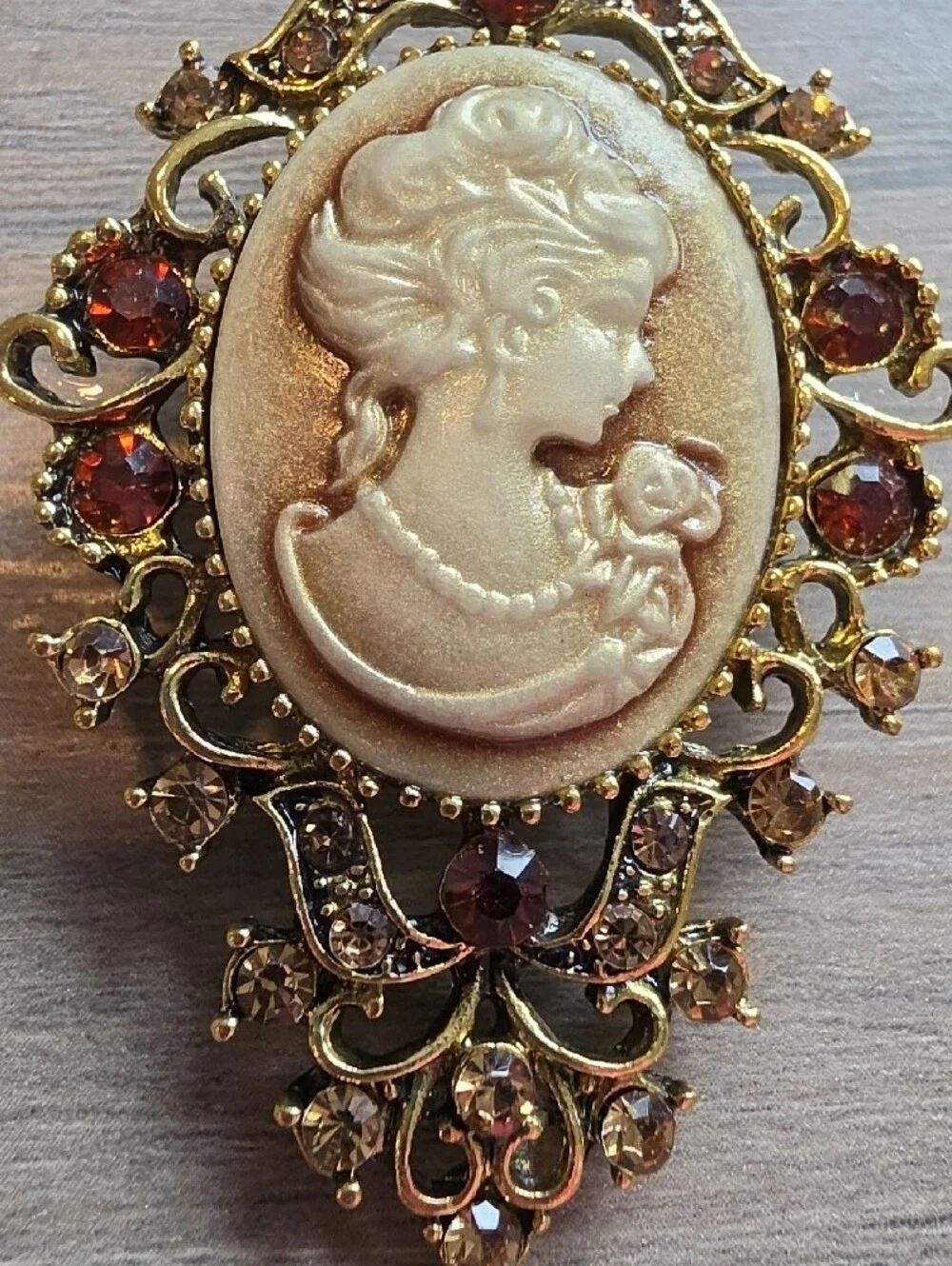 Vintage-Style Cameo Brooch – Gold Tone with Burgundy Accents